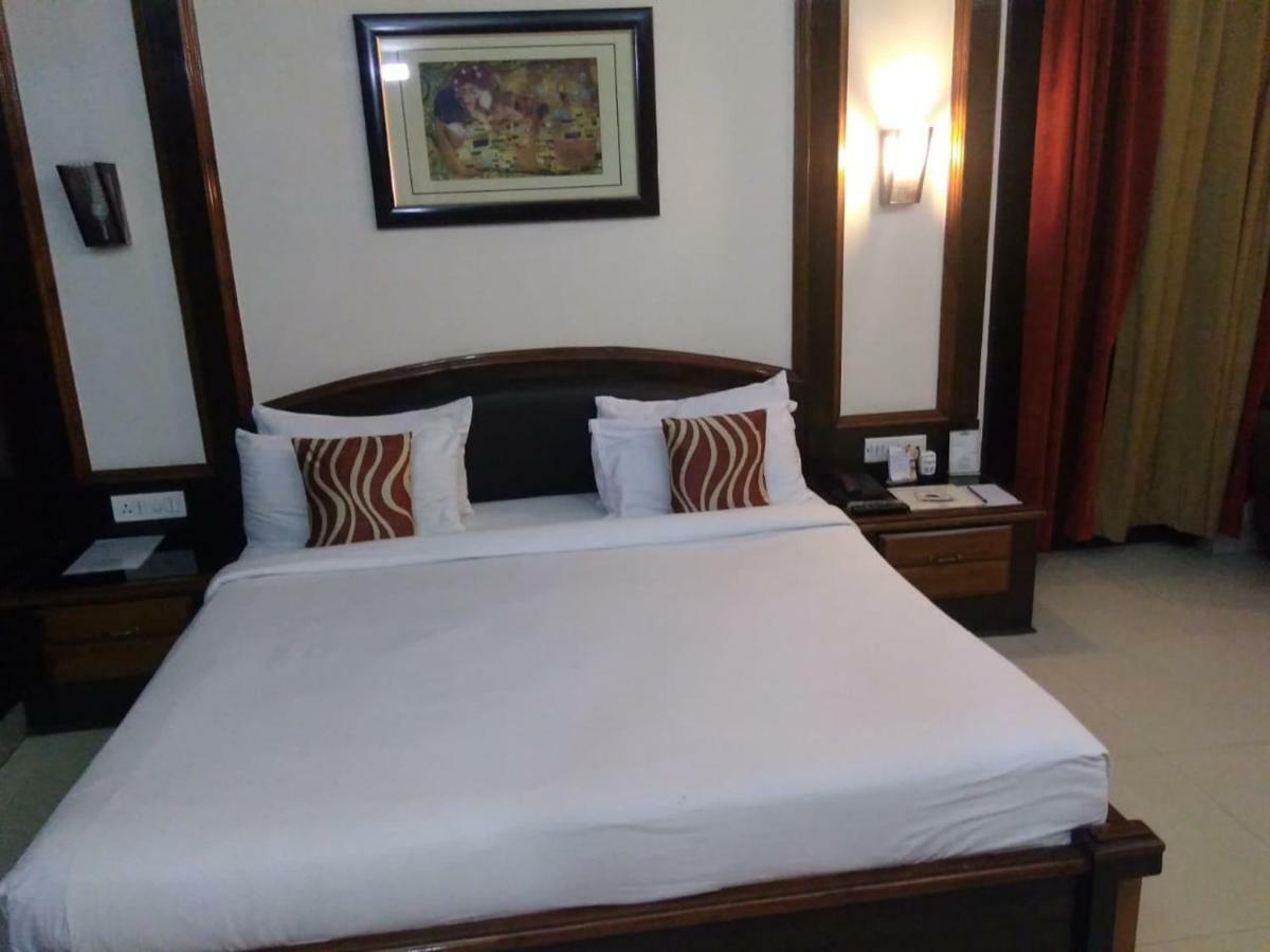 Hotel Rudra Continental Rudrapur Екстер'єр фото